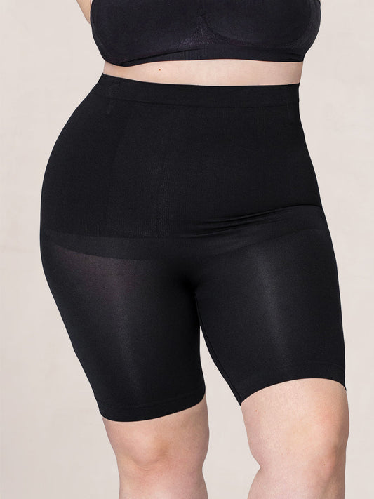 Brede tailleband met flexibele baleinen van een high-waist corrigerende short, ontworpen om oprollen te beperken