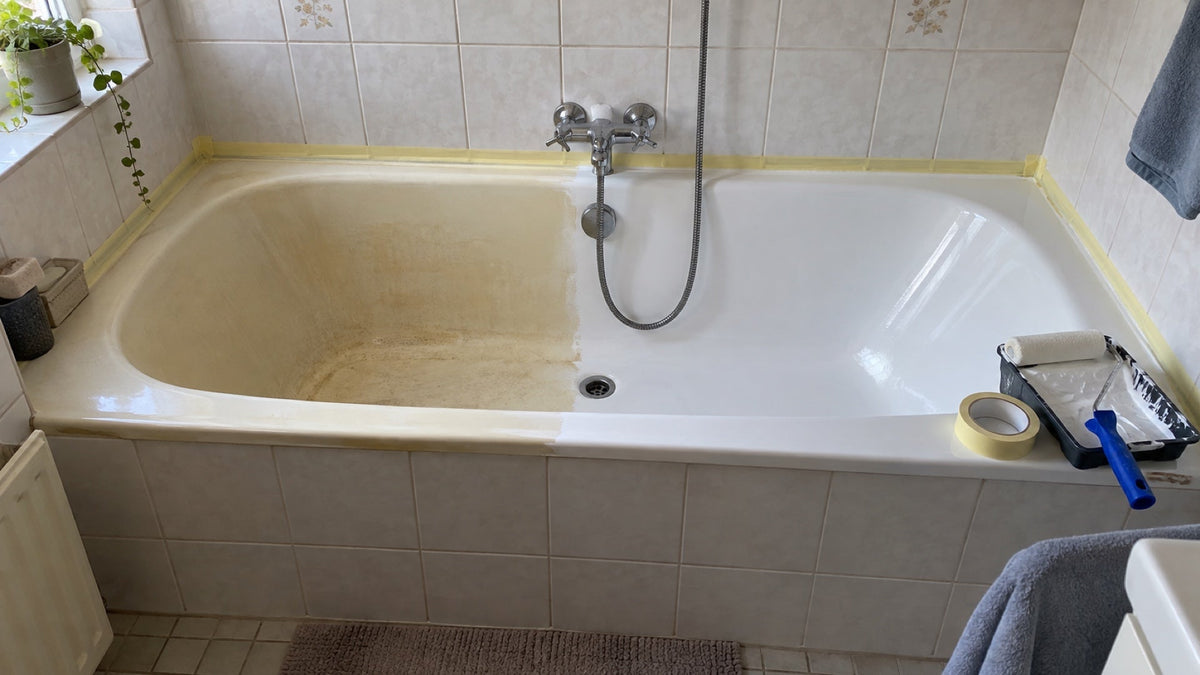 Half overgeschilderd ligbad: links vergeeld, rechts glanzend wit