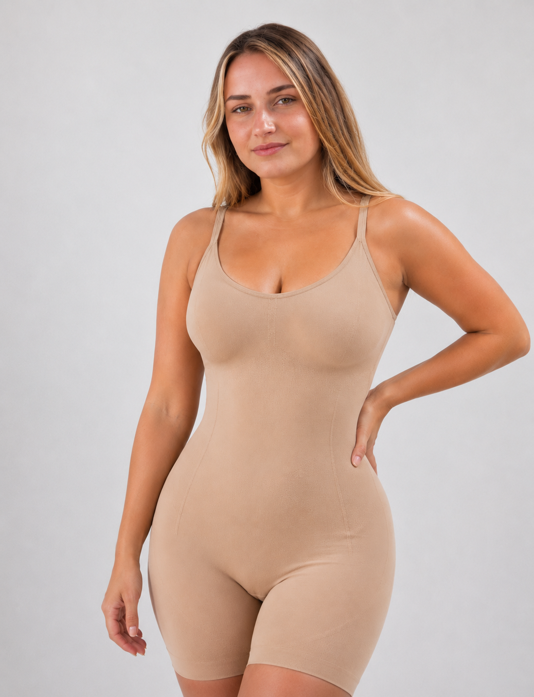 EasyGlide corrigerende body beige, vooraanzicht op model