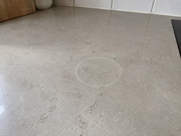 Waterkring op een licht keukenwerkblad