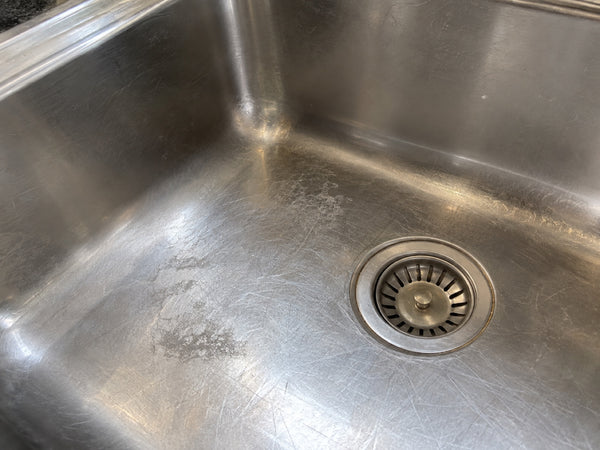 Roestvrijstalen spoelbak met krassen