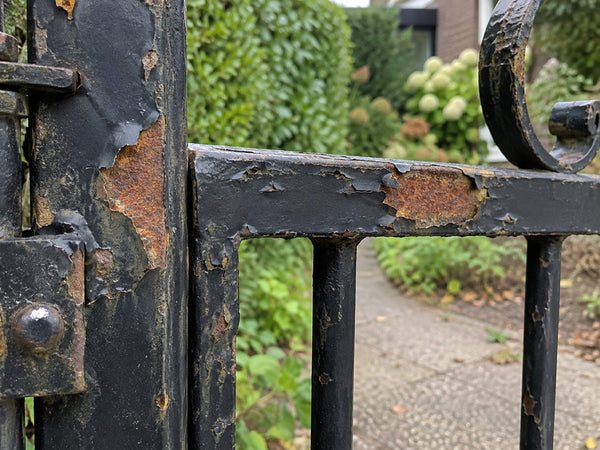 Roestig zwart tuinhek