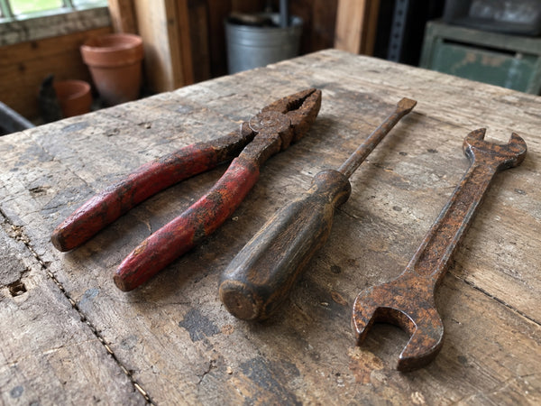 Roestig gereedschap op een werkbank