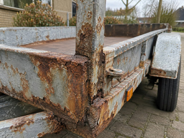 Roestig frame van een aanhanger