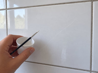 Opgevulde scheur wordt met een penseeltje bijgekleurd